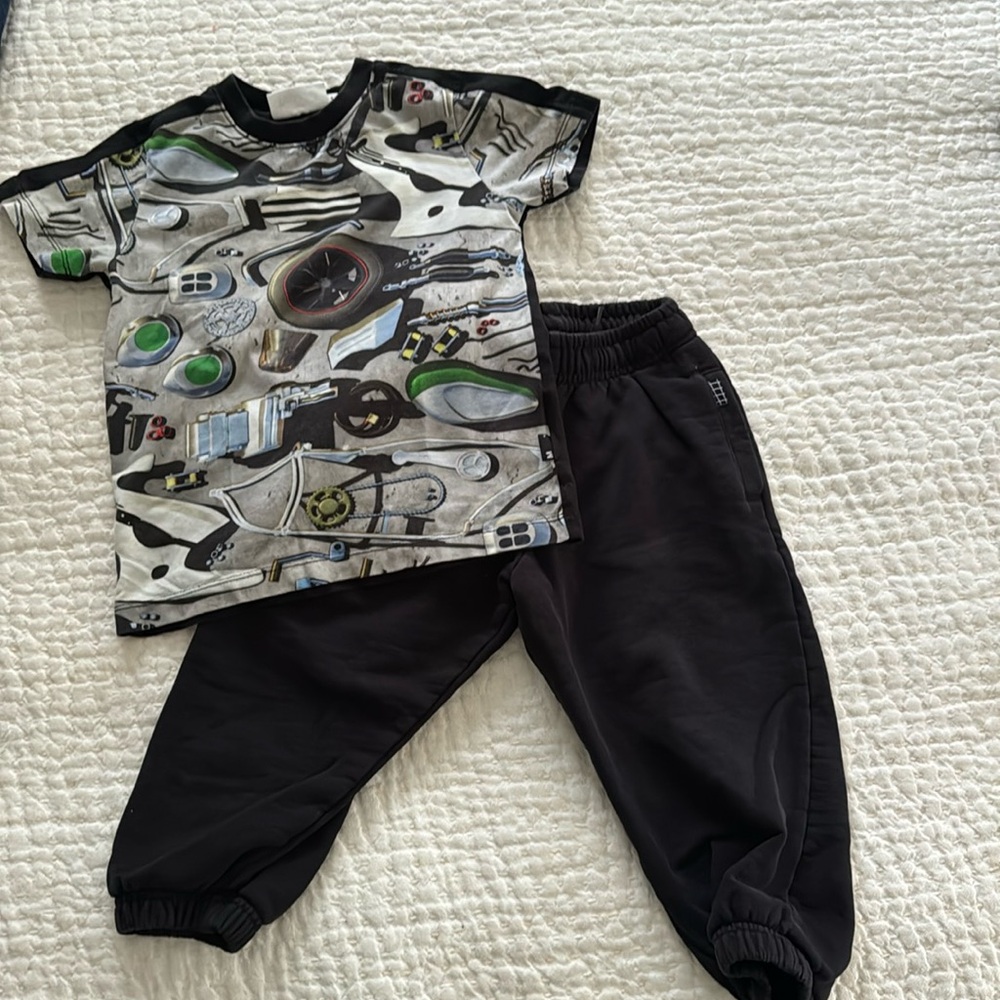 Toddler sweatpants & tshirt bundle